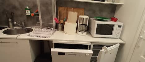 Een koelkast, een microgolfoven, een oven, een kookplaat