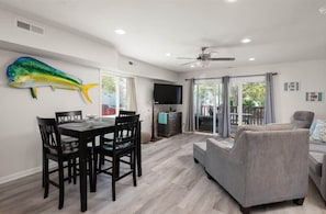 TV - Large Ocean City Waterfront Townhome w/ Boat Slip (Ocean City)