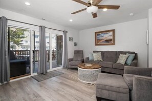 TV - Large Ocean City Waterfront Townhome w/ Boat Slip (Ocean City)