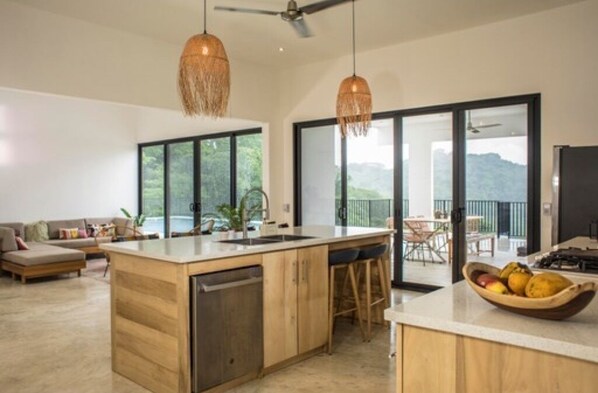 المنشأة من الداخل