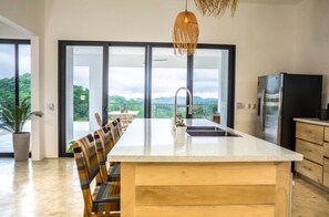 ثلاجة، فرن، موقد طهي مسطح، غسالة أطباق