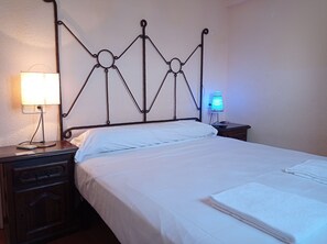 3 slaapkamers, een strijkplank/strijkijzer, gratis wifi, beddengoed