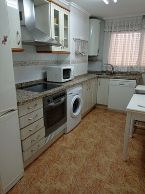 Een koelkast, een microgolfoven, een oven