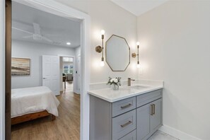 4 室のベッドルーム、アイロン / アイロン台、WiFi、ベッドシーツ