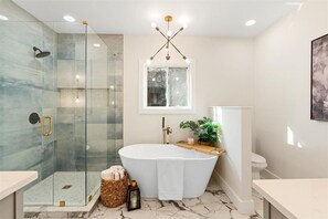 Combined shower/bathtub, hair dryer, towels, soap
