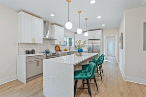 冷蔵庫、電子レンジ、オーブン、コンロ