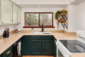 Réfrigérateur, four à micro-ondes, un four, surface de cuisson
