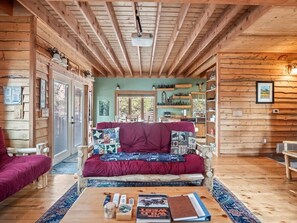 TV, peis, bøker og kontorer