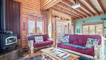 Een televisie, een open haard, boeken en een kantoor