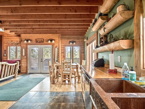 3BR Cabin Escape w/ Deck Twin Lakes Mountain View