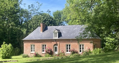 La Lanterne, spacieuse maison en briques, dans un écrin vert