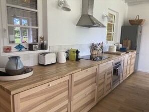 Réfrigérateur, four, lave-vaisselle, cafetière/bouilloire