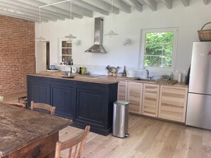 Fridge, oven, dishwasher, coffee/tea maker
