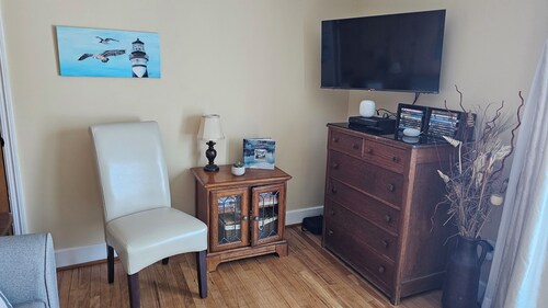  Charming Apt. Short walk to downtown. Now accepting long-term from Nov to Mar.