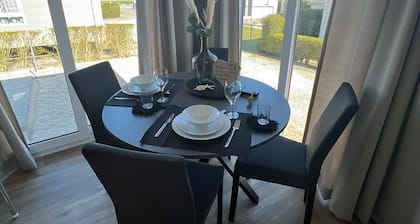 Neues, GemĂŒtliches 4 Personen Chalet mit Sonniger Terrasse