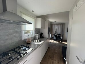 Fridge, microwave, oven, stovetop - Neues, Gemütliches 4 Personen Chalet mit Sonniger Terrasse (Kamperland)