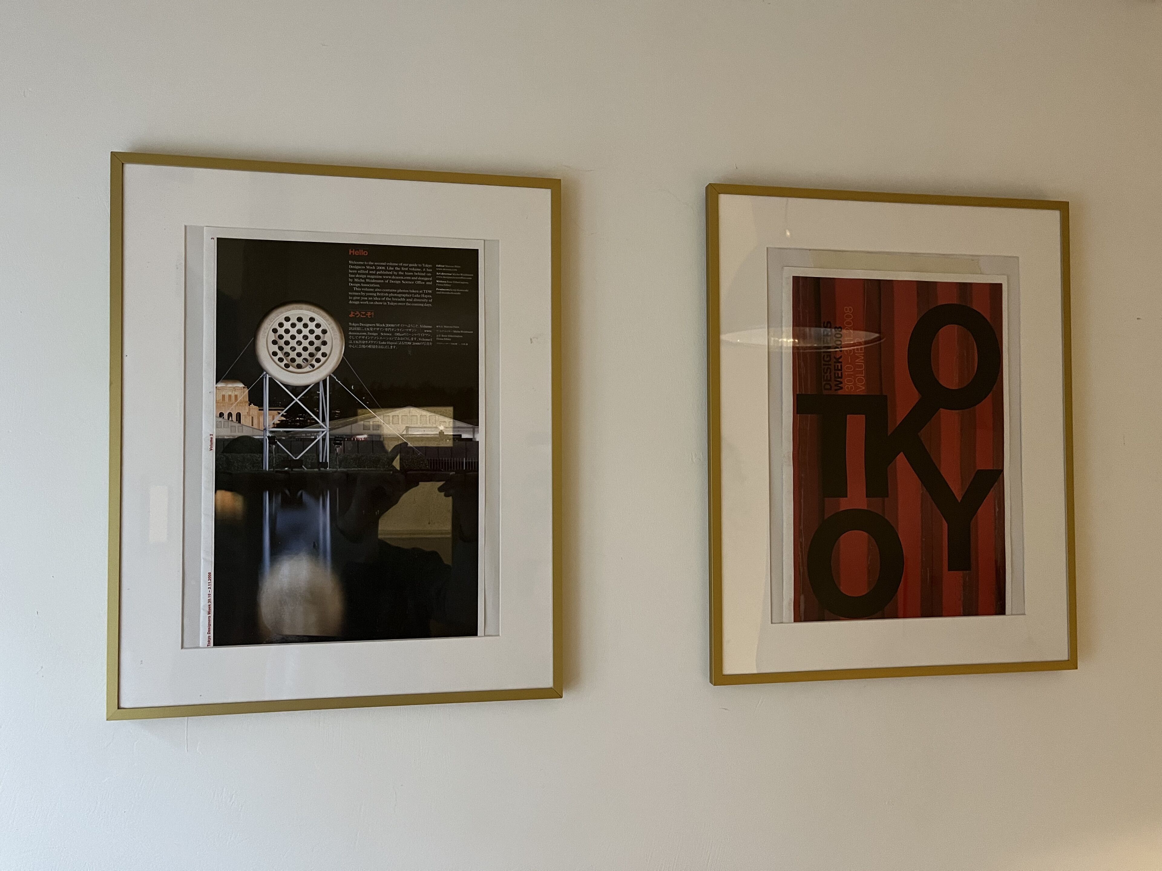 Deux œuvres d’art encadrées sont accrochées au mur.
