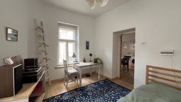 1 soverom, skrivebord, wi-fi (inkludert) og sengetøy