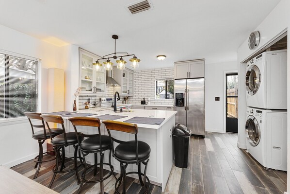 Refrigerador, microondas, horno y parrilla de estufa 