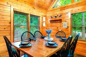 Dining - Peaceful Pond| King Ensuite| Hot Tub| EV Charger (Gatlinburg)
