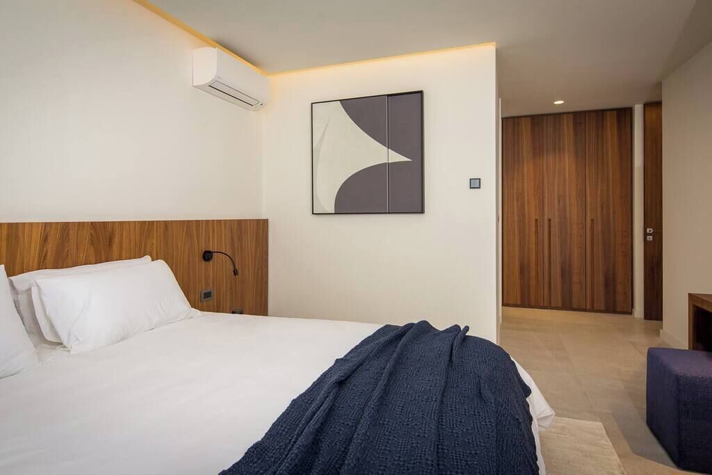 5 slaapkamers, een strijkplank/strijkijzer, wifi, beddengoed