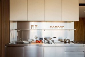 Frigorífico, microondas, horno y placa de cocina