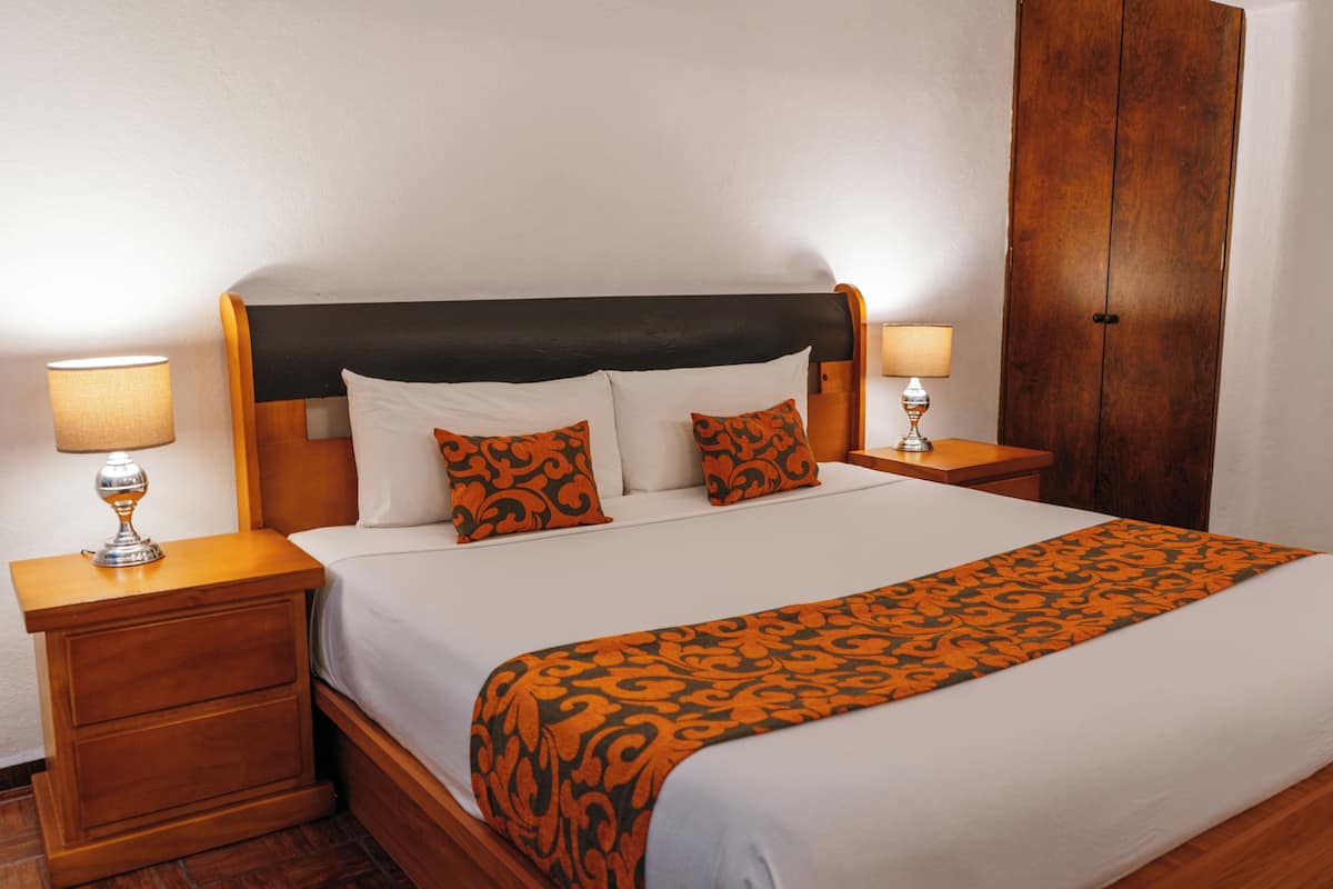 Luxe beddengoed, pillowtop-bedden, een kluis op de kamer