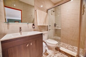 Kamar Double Superior | Kamar mandi | Handuk