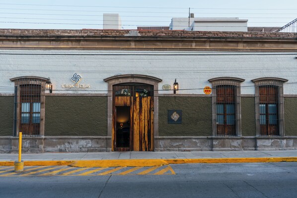 A building with a large wooden door, a sign reading "CASA TEQUIS," and a street lamp. - Hotel Casa Tequis San Luis Potosi (San Luis Potosi)