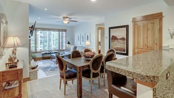 Condo, 2 Bedrooms | Dining