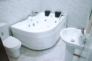 Bañera, jabón, shampoo, papel higiénico