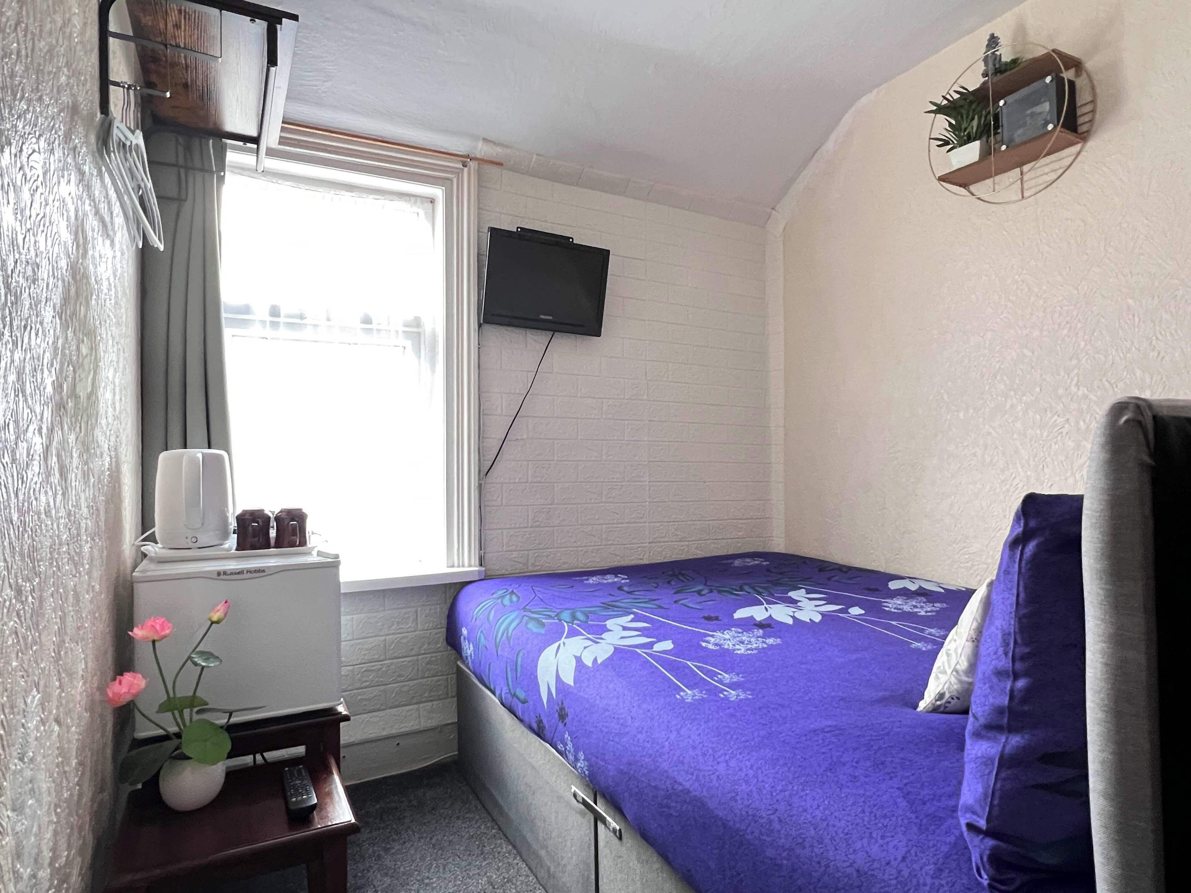 Chambre de base double, 1 lit double | Aire de séjour | Téléviseur de 21 po avec télévision par câble