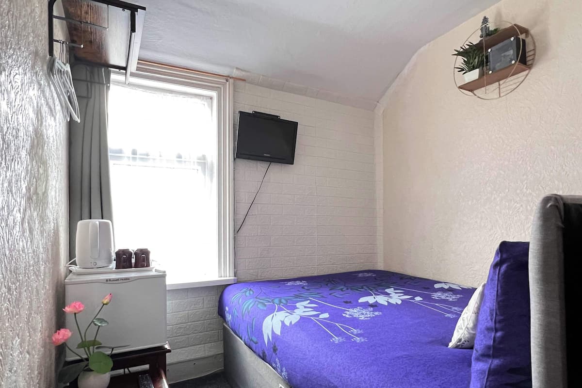 Chambre de base double, 1 lit double | Aire de séjour | Téléviseur de 21 po avec télévision par câble