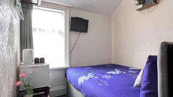 Eenvoudige tweepersoonskamer, 1 tweepersoonsbed | Woonruimte | Een 21-inch televisie met kabelzenders