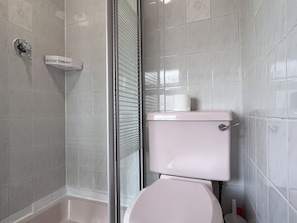 Habitació doble bàsica, 1 llit doble | Bany | Dutxa, tovalloles i paper higiènic