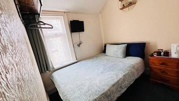 Basic Double Room, 1 Double Bed | Living area | 21-inch TV with cable channels