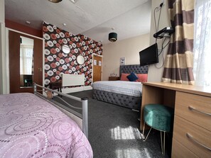 Basic Quadruple Room | Free WiFi, bed sheets - Galaxy Hotel (Blackpool)