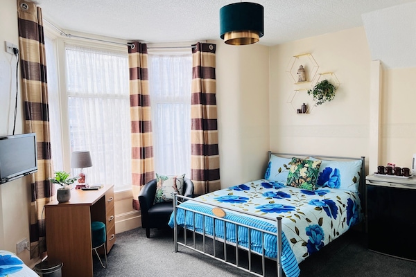 Eenvoudige vierpersoonskamer | Gratis wifi, beddengoed