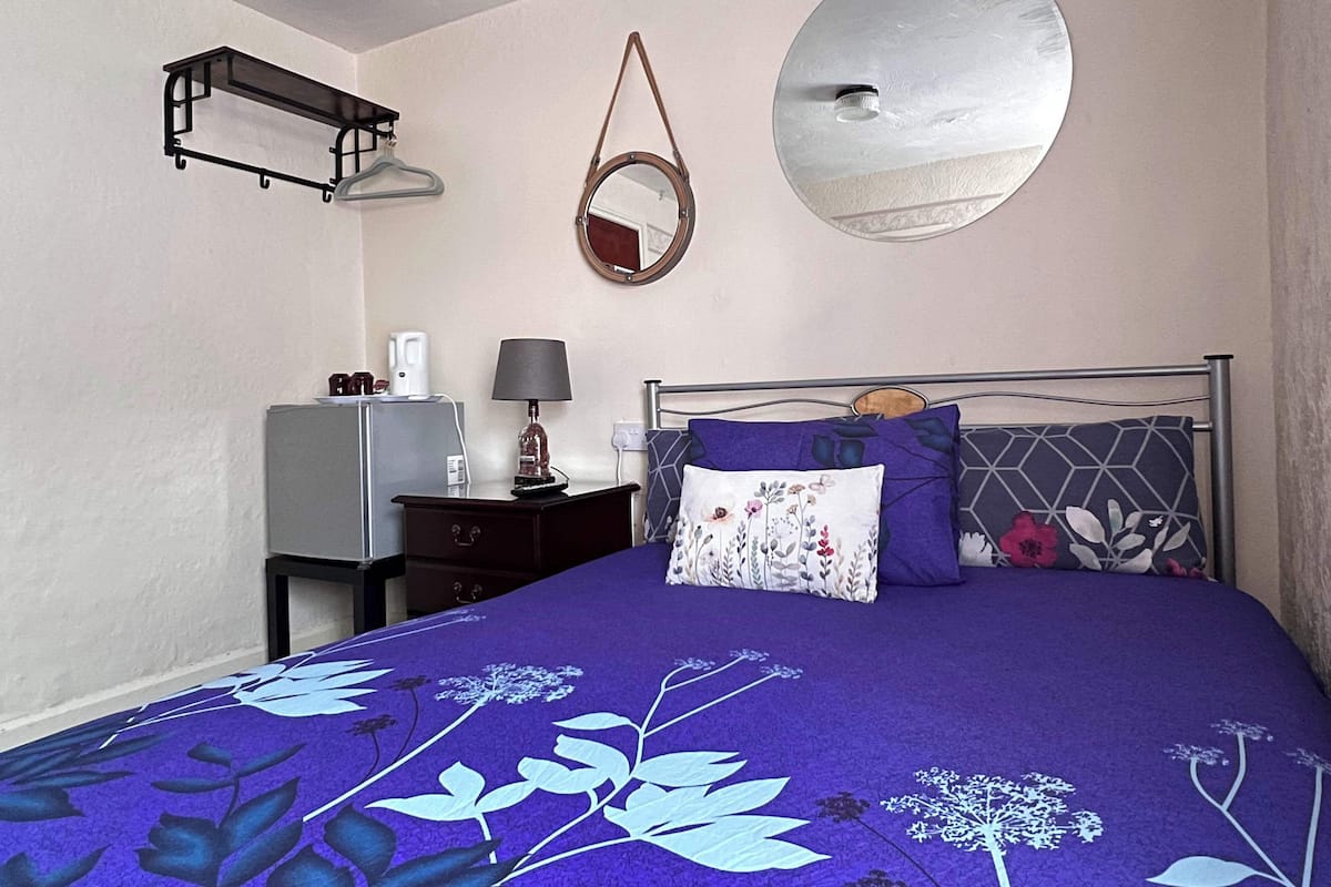 Chambre de base double, 1 lit double | Accès au Wi-Fi (inclus), literie fournie