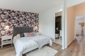 4 bedrooms, desk, iron/ironing board, free WiFi - Echoppe Jaurès - typical Bordeaux renovated house 3 bedrooms/3 bathrooms (Talence)