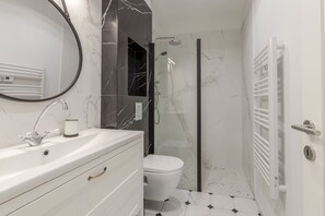 Shower, towels, toilet paper - Echoppe Jaurès - typical Bordeaux renovated house 3 bedrooms/3 bathrooms (Talence)