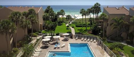 Una piscina al aire libre, una piscina climatizada