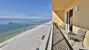 Ein Balkon mit Blick auf Strand und Steg.