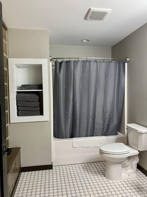 Ensemble douche/baignoire, sèche-cheveux, serviettes fournies, savon
