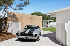 Property grounds - Transporting you back to that classic era of Palm Springs (sleeps 13) (Sorrento)