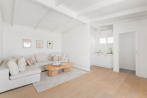 TV, fireplace, stereo - Transporting you back to that classic era of Palm Springs (sleeps 13) (Sorrento)