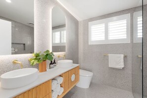 Shower, bidet, towels, toilet paper - Transporting you back to that classic era of Palm Springs  (sleeps 13) (Sorrento)