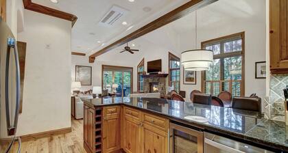 4br Plus Den Platinum Townhome, Walk To Lift 4 Bedroom Townhouse by RedAwning