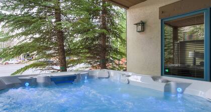 4br Plus Den Platinum Townhome, Walk To Lift 4 Bedroom Townhouse by RedAwning