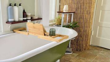 Badewanne, Haartrockner, Handtücher, Shampoo